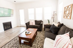 Een smart-tv en een open haard