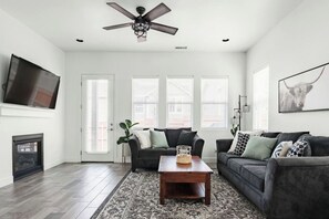 Smart TV, fireplace