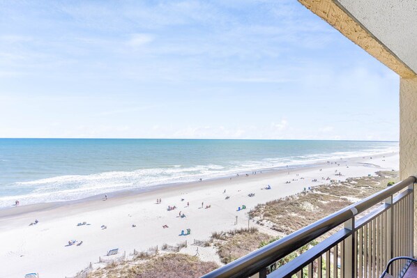 On the beach - WATCH THE TIDE ROLL IN FROM THIS STUDIO CONDO IN MYRTLE BEACH (Myrtle Beach)