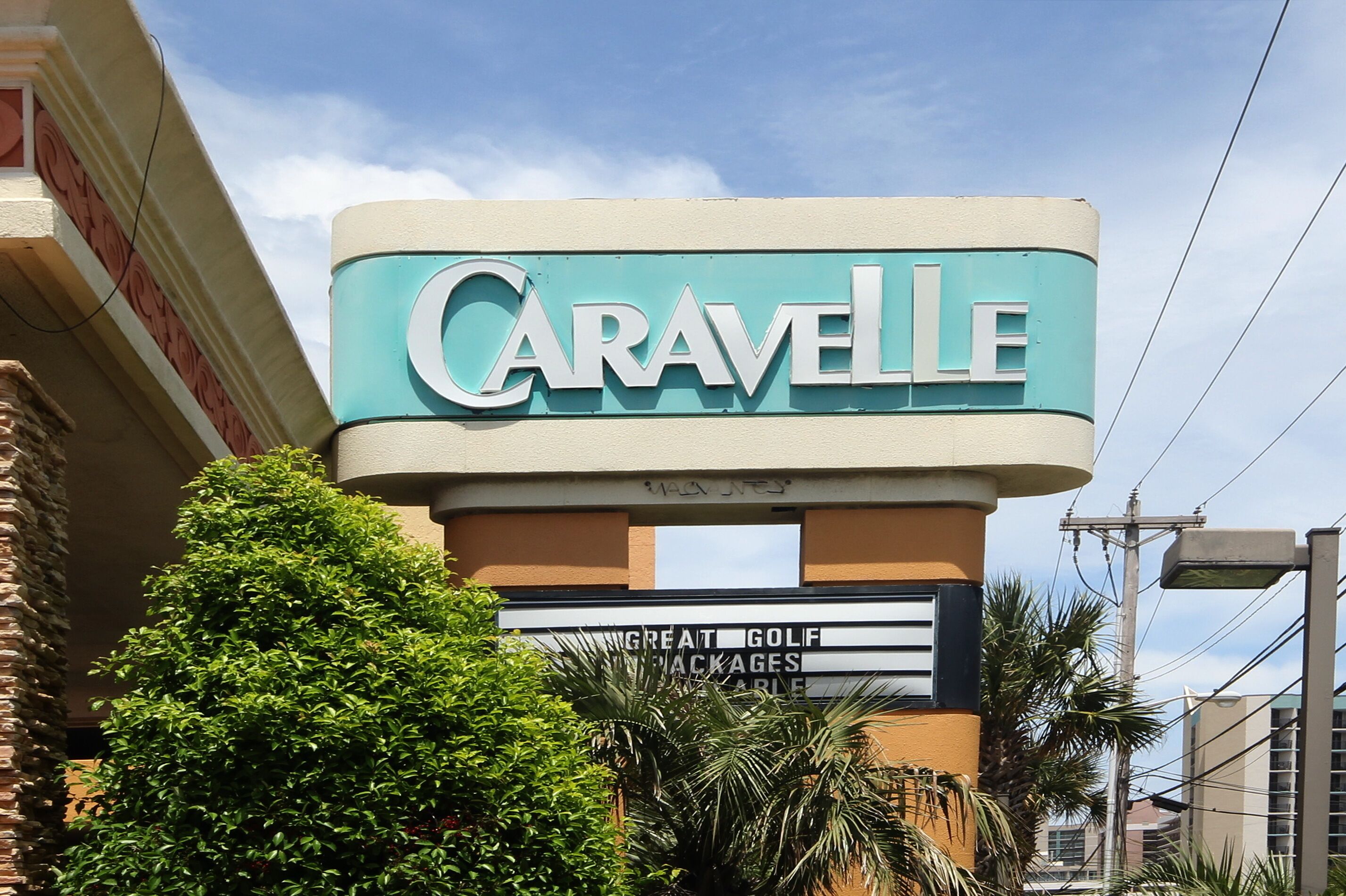 Un letrero que dice 'Caravelle' con un cartel que anuncia 'Paquetes de golf excepcionales'.