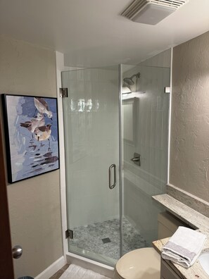 Combined shower/bathtub, towels, toilet paper - Lovely Oceanfront Condo with Gorgeous View with 3 Beds\3 Baths (North Myrtle Beach)