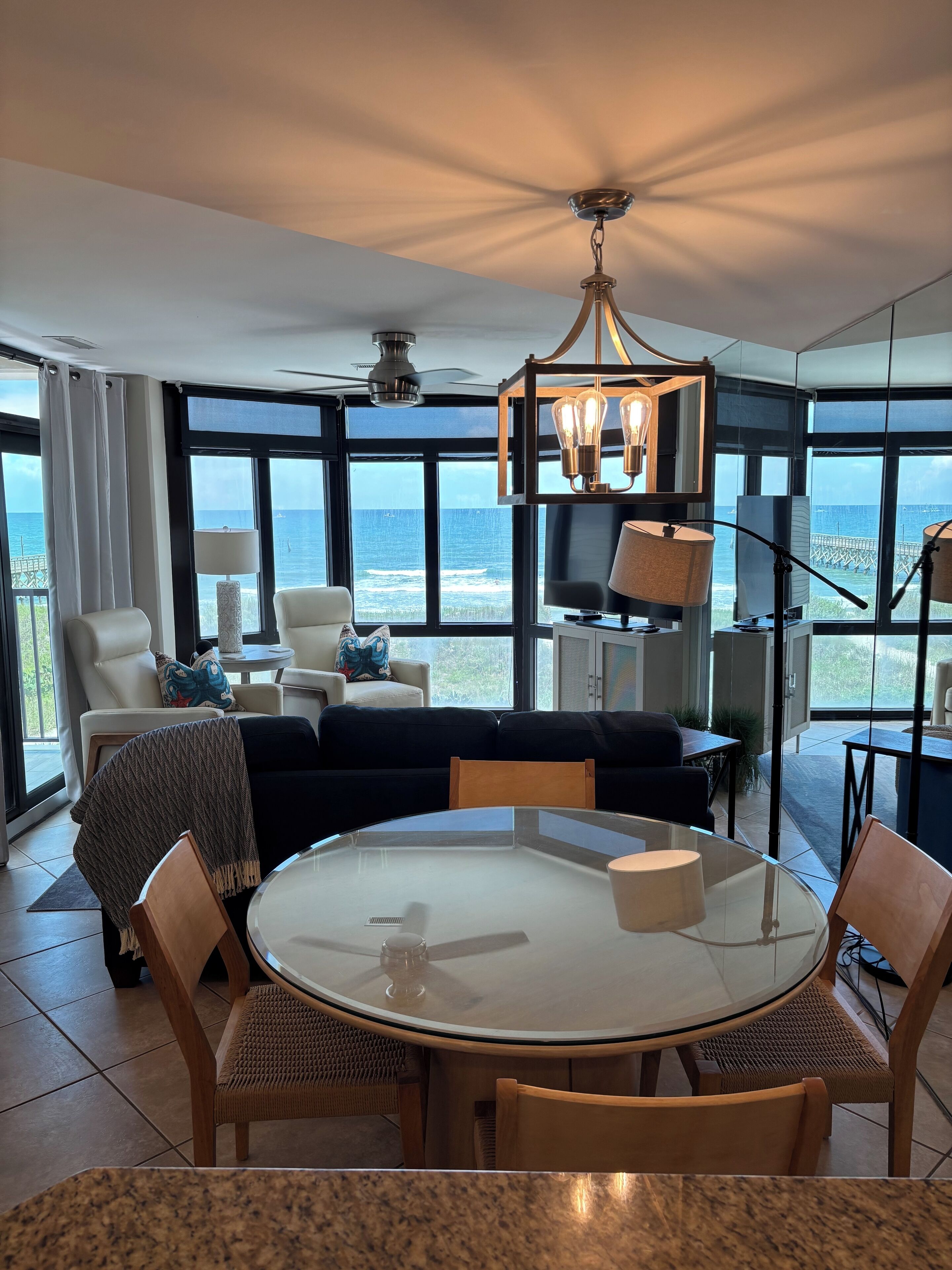 Televisio, takka, DVD-soitin, kirjoja