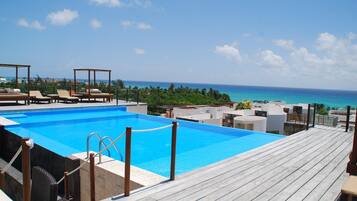 Outdoor pool, an infinity pool