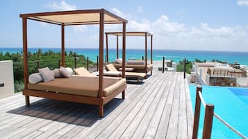 Outdoor pool, an infinity pool