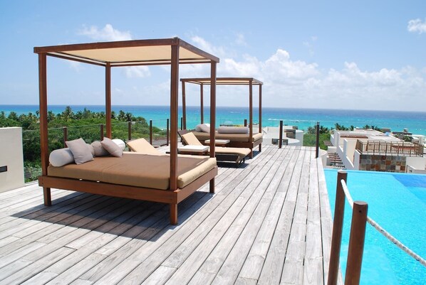 Outdoor pool, an infinity pool