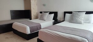3 bedrooms, iron/ironing board, travel crib, free WiFi - Beach 1 Block, Garage, Rooftop Pool (Playa del Carmen)
