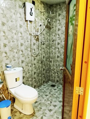Casa de campo estándar, 1 habitación, vista al jardín, en el área del jardín | Baño | Regadera, amenidades de baño gratuitas, toallas 