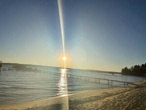 Perto da praia, espreguiçadeiras, toalhas de praia 