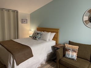Iron/ironing board, free WiFi, bed sheets - Privacy and beautiful sunset views!  Close to Downtown & steps to the beach! 🏝️  (Williamsburg)
