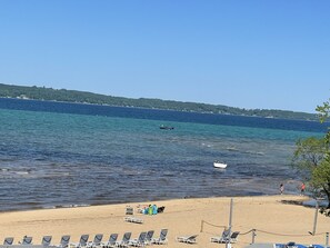 Beach nearby, sun-loungers, beach towels - Sunset Bay Views!  Close to Downtown & steps to the beach! New Westin mattress! (Williamsburg)