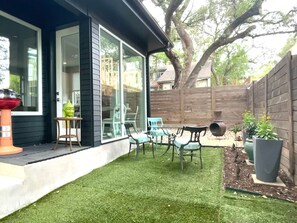 Terrace/patio - Bright Contemporary Guest House with Private Patio, Walk to S Congress, Downtown (Austin)