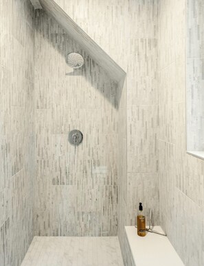 Shower, hair dryer, towels, soap - Bright Contemporary Guest House with Private Patio, Walk to S Congress, Downtown (Austin)