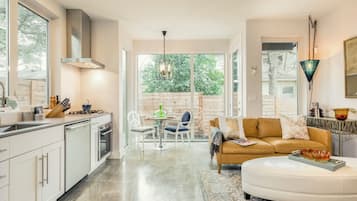 TV connectée, cheminée, espaces bureaux