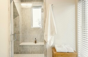 Dusche, Haartrockner, Handtücher, Seife