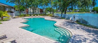 Corner Unit - 2 bedroom 2 bath -  Close to downtown Tampa