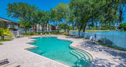 Corner Unit - 2 bedroom 2 bath - Close to downtown Tampa