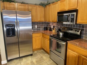 Jääkaappi, mikroaaltouuni, uuni, liesi