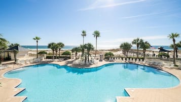 Innendørsbasseng og et oppvarmet basseng