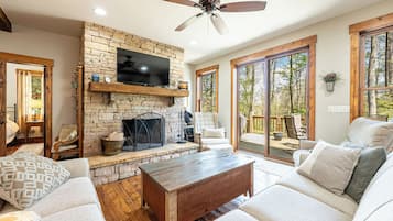 智能電視、壁爐、DVD 播放機、書籍