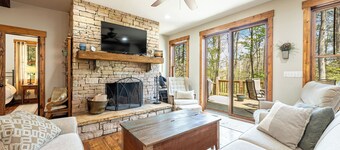 Timroc II, FIVE STAR REVIEWS!  15 MINUTES FROM WISP! HOT TUB! PRIVATE 2 ACRES!