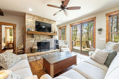 Timroc II, FIVE STAR REVIEWS!  15 MINUTES FROM WISP! HOT TUB! PRIVATE 2 ACRES!