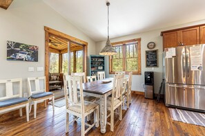 Dining - Timroc II, FIVE STAR REVIEWS! SHORT WALK TO THE LAKE, HOT TUB! PRIVATE 2 ACRES! (Oakland)