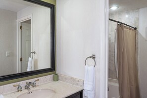 Dusche, kostenlose Toilettenartikel, Haartrockner, Handtücher