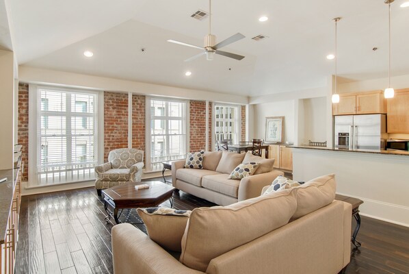 Smart TV - “A Stone's Throw” from French Quarter-Modern Charm Gorgeous CBD Condo <br> (New Orleans)