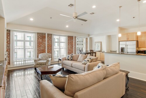 "A Stone 'Throw" du quartier français-charme moderne Gorgeous Condo CBD w / parking 