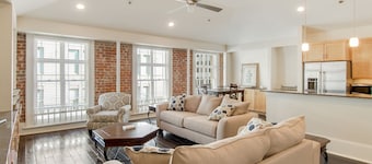 “A Stone's Throw” from French Quarter-Modern Charm Gorgeous CBD Condo <br>
