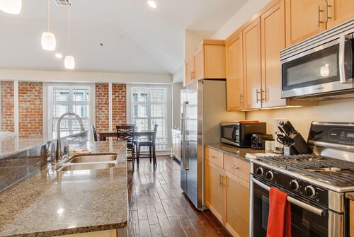 “A Stone's Throw” from French Quarter-Modern Charm Gorgeous CBD Condo <br>