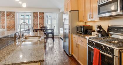 âA Stone's Throwâ from French Quarter-Modern Charm Gorgeous CBD Condo <br>