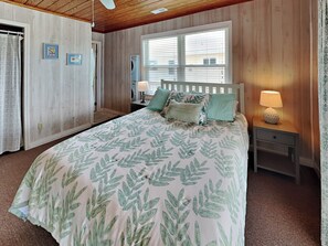 4 bedrooms, free WiFi, bed sheets - Blue Shamu | Oceanfront + Screened Porch! (Topsail Beach)