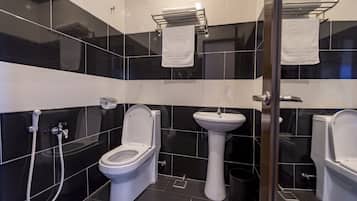Shower, free toiletries, hair dryer, bidet