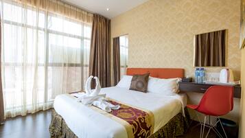 Ropa de cama de alta calidad y caja de seguridad en la habitación