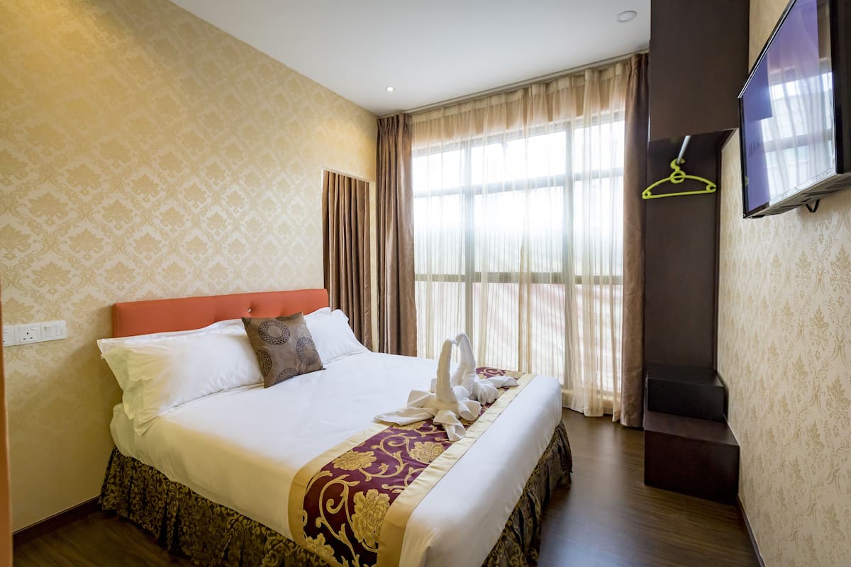 Deluxe-Doppelzimmer, 1 Queen-Bett | Hochwertige Bettwaren, Zimmersafe, Schreibtisch, schallisolierte Zimmer