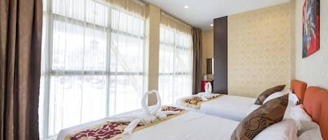 Grand Double or Twin Room, 2 Katil Ratu (Queen) | Peralatan tempat tidur premium, peti besi dalam bilik, meja 