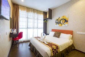 Deluxe Double Room, 1 King Bed | Premium bedding, in-room safe, desk, soundproofing - Hamilton Hotel Kajang (Kajang)