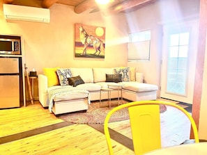 Smart TV, stereo - Excellent Location & Divine Digs, Walk Everywhere! (Santa Fe)