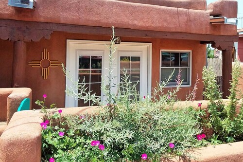 Excellent Location & Divine Digs, Walk Everywhere!