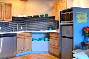 ثلاجة، ميكروويف، فرن، موقد طهي مسطح