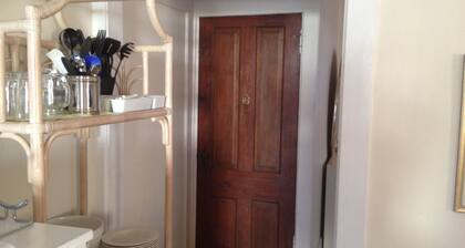 Comfy King, queen pullout, relaxing front Porch, Short Walk To Downtown