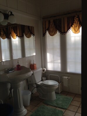 Combinazione doccia/vasca, asciugacapelli, asciugamani