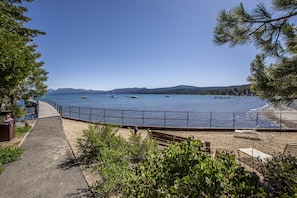 På stranden