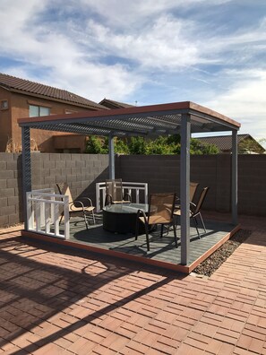 Outdoor dining - Beautiful home in quiet neighborhood (Casa Grande)