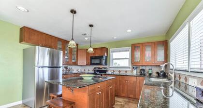 2nd Row, Gulf views, dog friendly*, 4 bed/4 bath