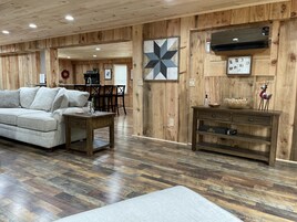 Ridgeview Cottage | Living area | Fireplace, books