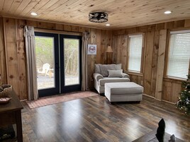 Ridgeview Cottage | Living area | Fireplace, books
