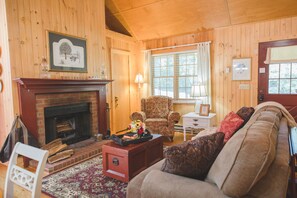 Twinleaf Cottage | Living area
