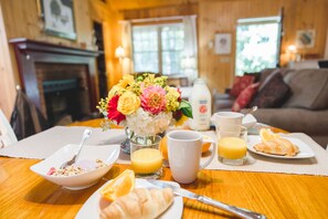 Twinleaf Cottage | Private kitchen